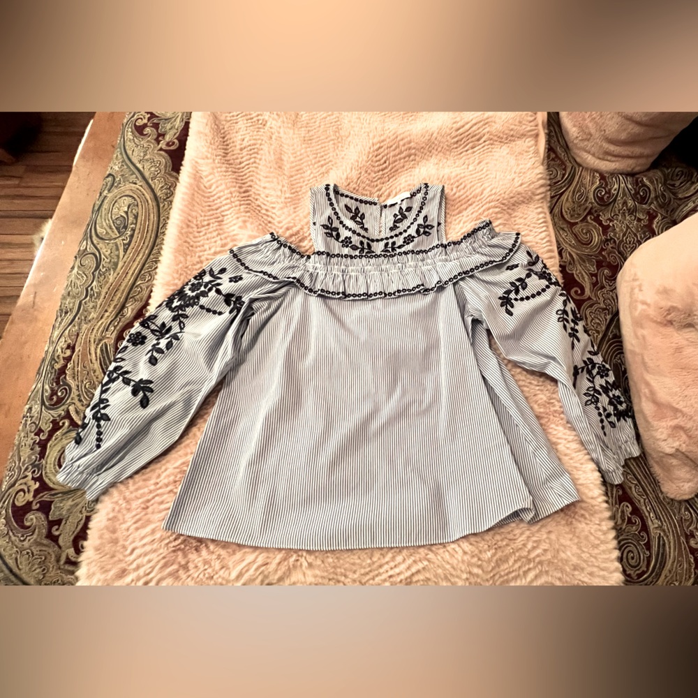 Embroidered off shoulder top white and navy blue Sz M